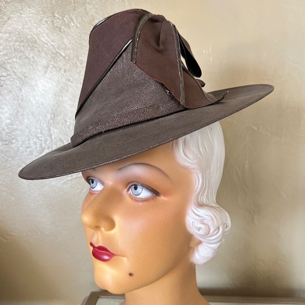 PRECIOUS 1940s' BROWN STRAW TILT FEDORA WITH BROWN VINYL EDGING